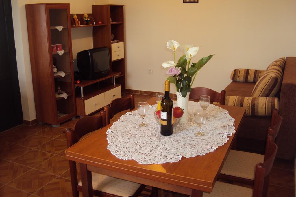 Milutinov Dvor Apartments Vrsi Kültér fotó