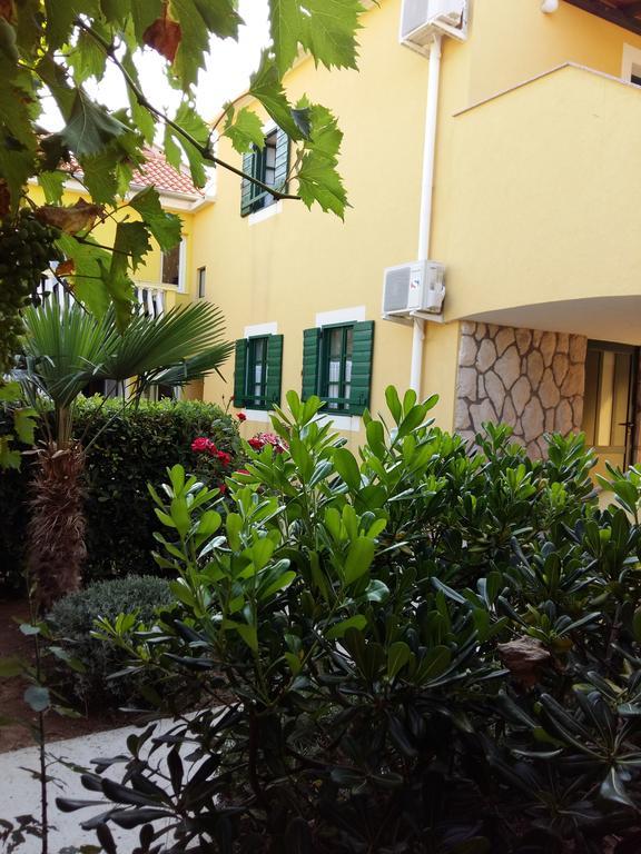 Milutinov Dvor Apartments Vrsi Kültér fotó